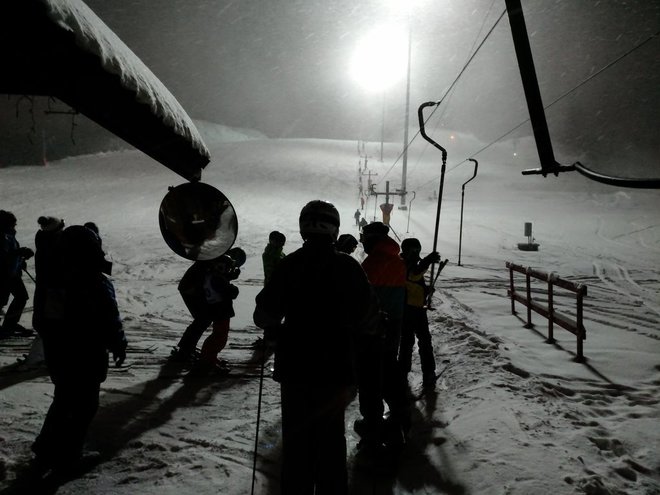 Очередь на подъемнике побольше, чем в Лозе (слева отдельная очередь пенсионеров-халявщиков)