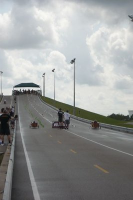 Пока сох Гибрид - народ развлекался вот на таких деревянных драндулетах)))