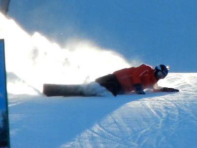 Тут вообще ботинки видны под доской.