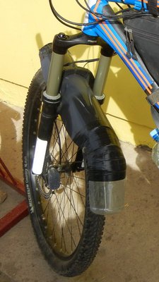 выражена &quot;седина&quot; по середине протектора, сама покрышка между ним - черная.