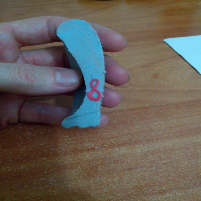 Это слепок пространства за пяткой. Минимальное расстояние от пятки до пластика мыльницы 8 мм. Расстояние над верхом восьмерки уже 10 мм и соответственно увеличивается в верх. Расстояние по стельке от места где стопа отрывается от стельки до задней стенки мыльницы 18 мм.