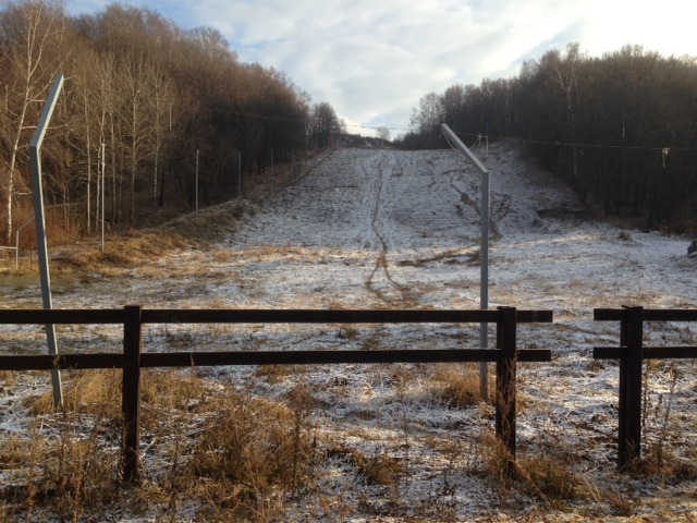Даже не пытаются сыпать(не из чего)-ждут погоды...снега