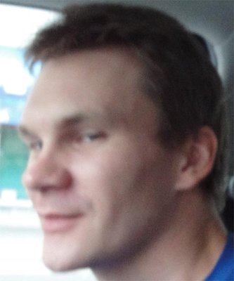 Нервно косит взглядом