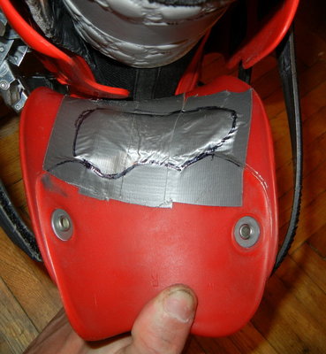 Правый (задний) ботинок. Вставка повторяет форму усилителя сверху, ширина диктуется просветом в мыльнице на данной высоте, низ - чисто по физиологии ноги (голеностопный подъём). Края вставки обвёл маркером.