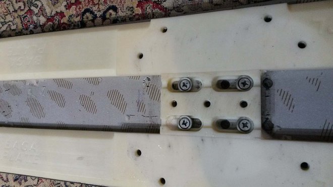 Эта пластина немного другая.... Т.к. один из тестовых образцов.<br />Но посадки такие же, что и на серии